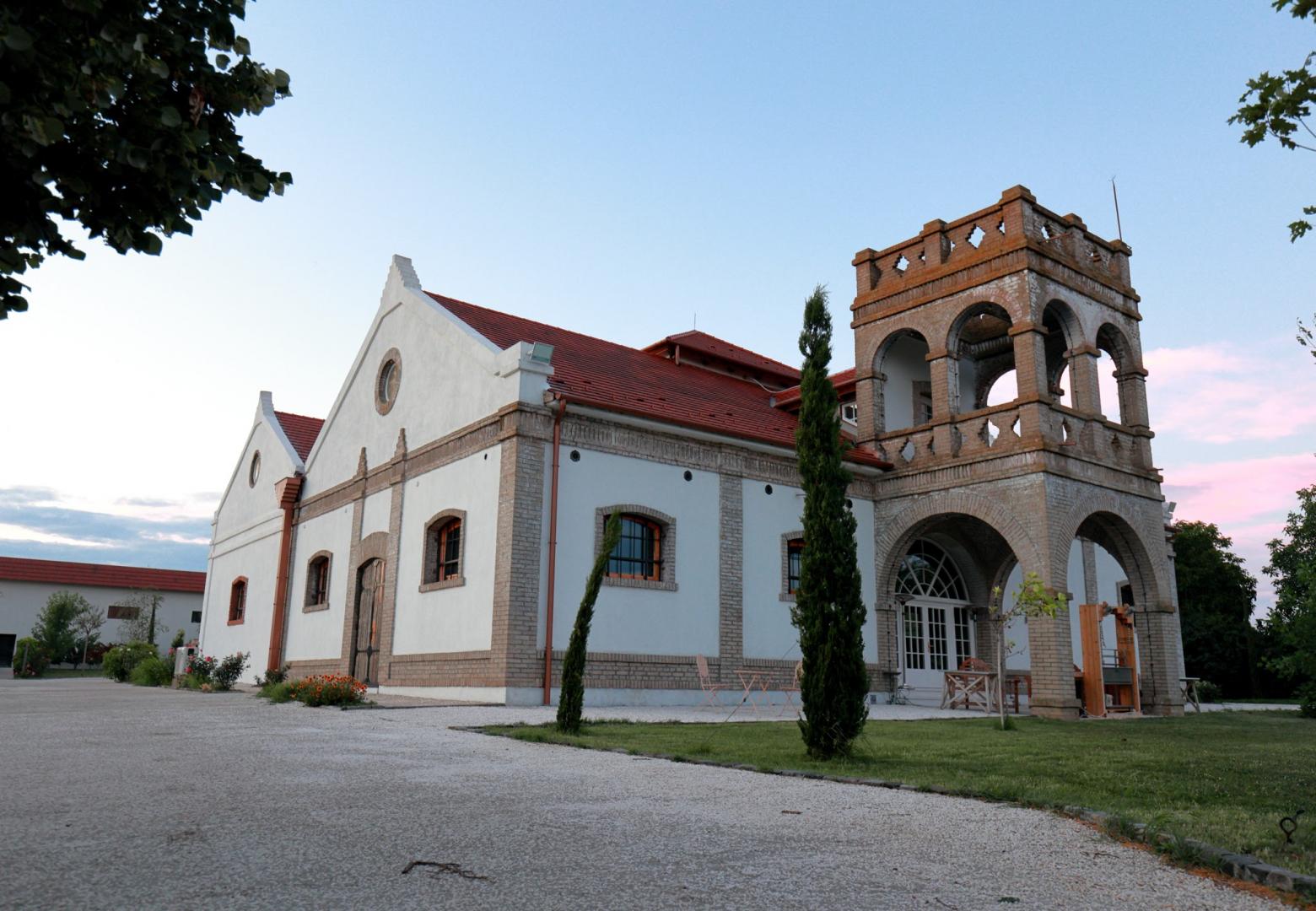 Moșia Galicea Mare a renăscut din propria cenușă.